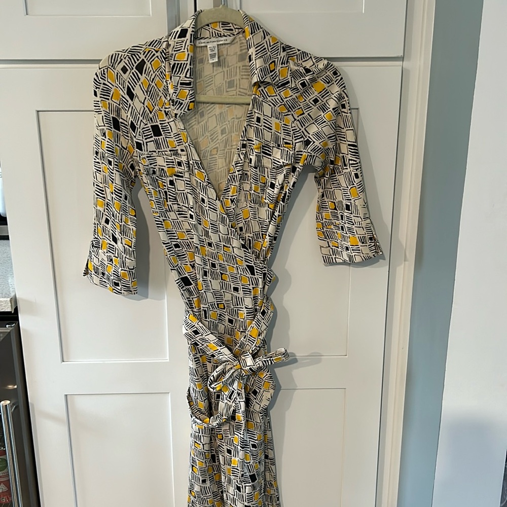 EUC Diane von Furstenburg size 6 100% silk wrap dress